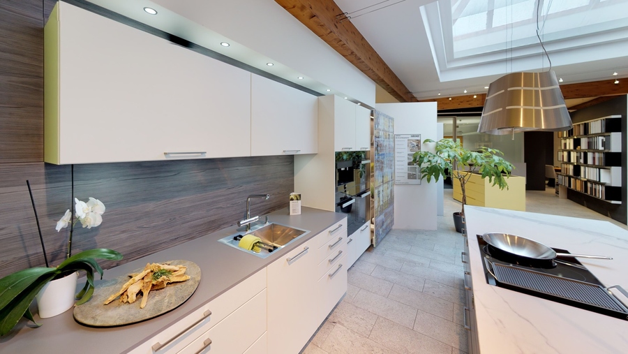 Moderne Küche mit großzügiger Kochinsel